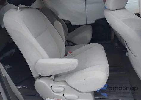 2016 Toyota Sienna Le 8 Passenger z USA, uszkodzony, nr VIN 5TDKK3DC4GS715895